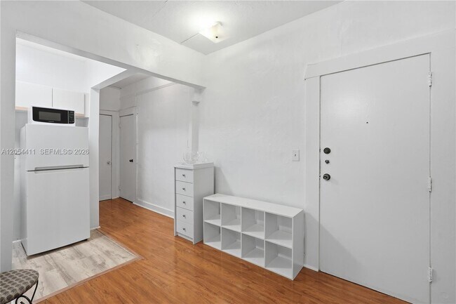 Building Photo - 3409 S Le Jeune Rd