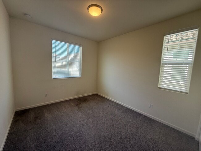 Building Photo - Spacious 3 bed 2.5 bath available in North...