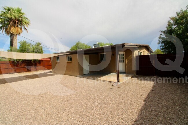 Building Photo - 4043 E Deseret Dr
