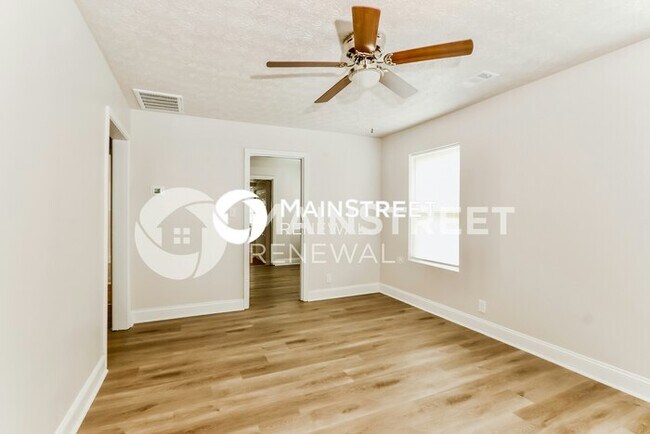 Building Photo - 3 Bedroom Pet-Friendly Home in Louisville, KY with Main Street Renewal