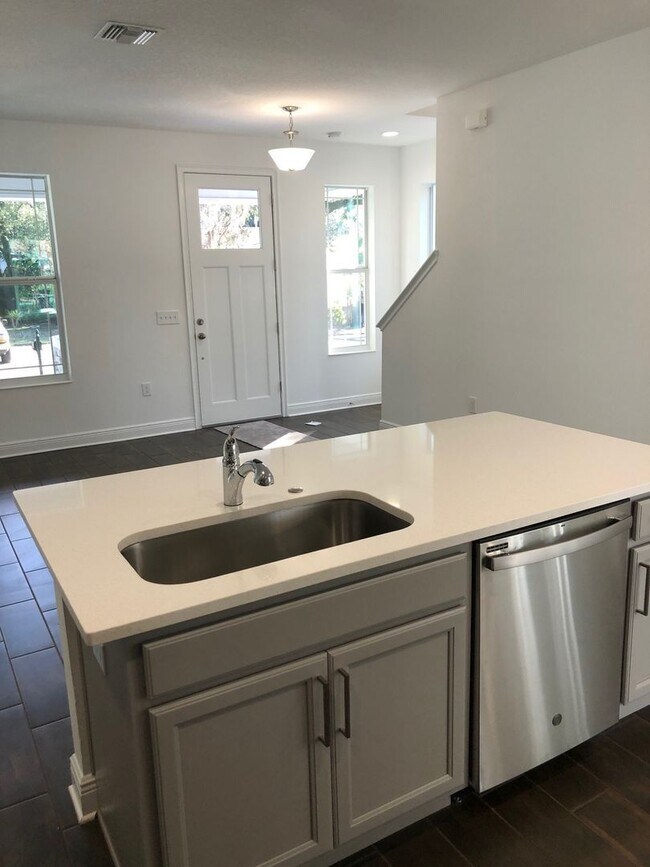 Building Photo - 310 E Ford St