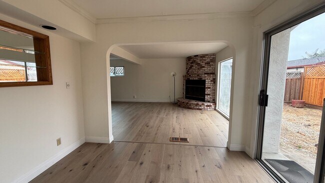 Building Photo - 1081 Holly St