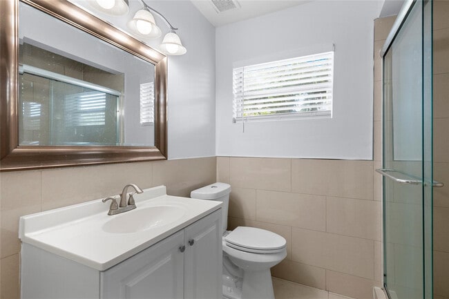 Building Photo - 842 SW 68th Ave