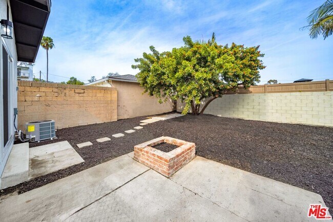 Building Photo - 1368 W Summerland Ave