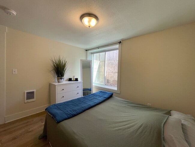 Building Photo - Fantastic Lower Duplex Unit with Washer/Dr...
