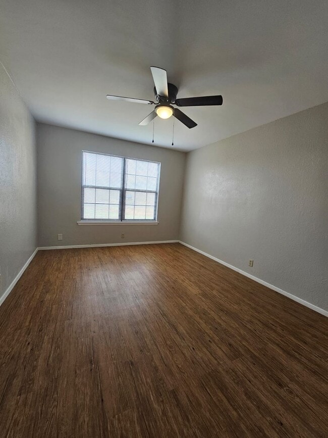 Building Photo - 402 SE 6th St