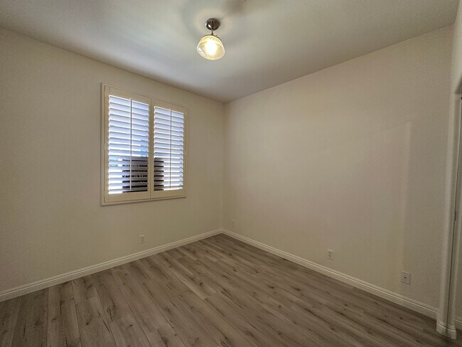 Building Photo - 611 McKenna St