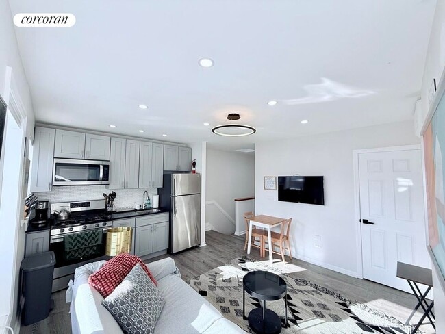 Building Photo - 716 Hancock St