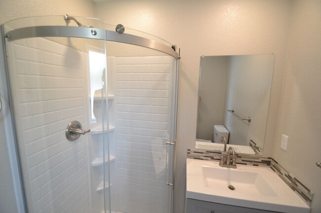 Building Photo - Beautiful 3 Bed 2 Bath with AC!