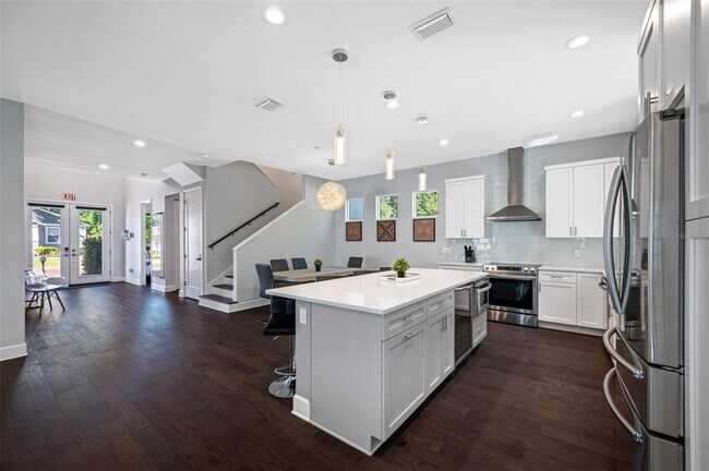 Building Photo - 902 W Plymouth St