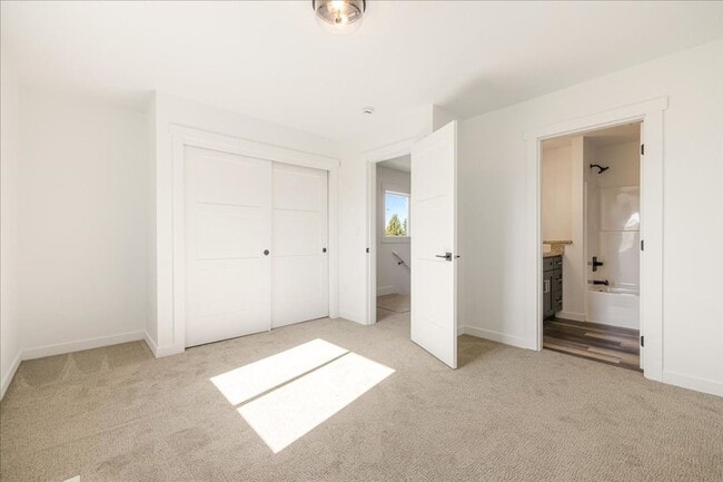 Building Photo - Stunning New Townhome in Gresham - 1 Months Free!