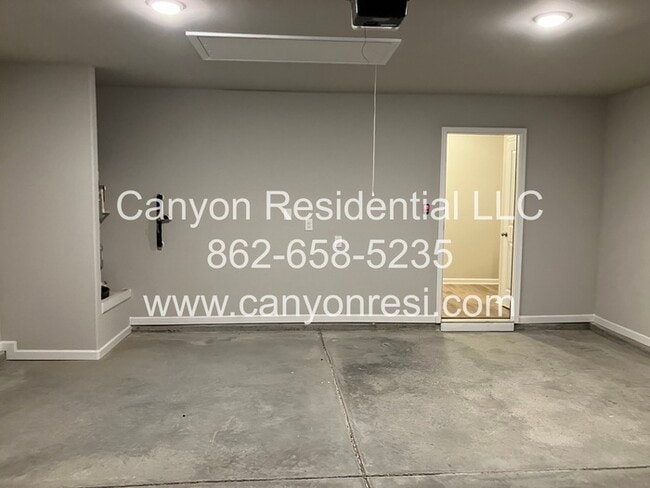 Building Photo - Great 3 BR 2 BA in great location won't last long!