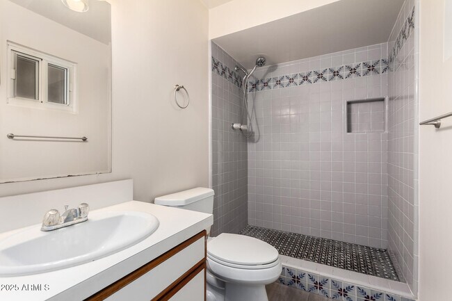 Building Photo - 1122 E Marny Rd