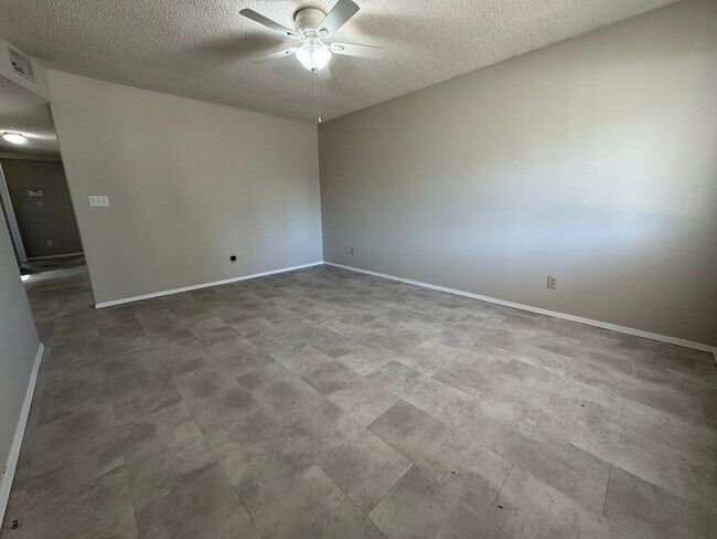 Building Photo - HOT PROPERTY ALERT! Your Dream Starter 3 Bedroom, 1 Bath Home in Springfield Awaits!