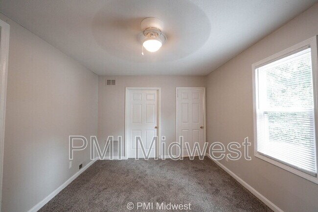 Building Photo - 1615 E Southport Rd
