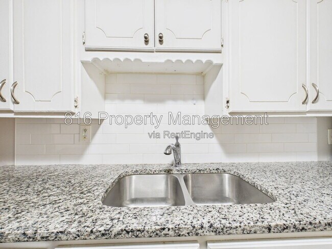 Building Photo - 126 S Village Terrace