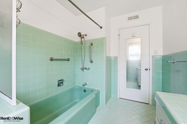 Building Photo - 536 W Hillsdale Blvd