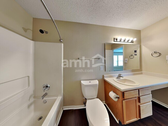 Building Photo - 489 Bourneside Dr