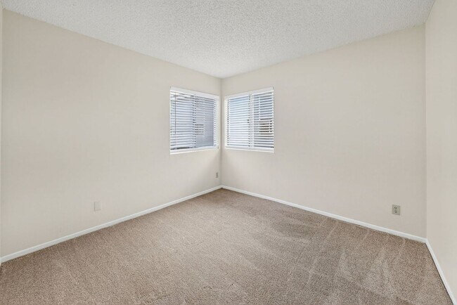 Building Photo - ADORABLE 3+2 CORNER UNIT & 2-CAR GARAGE!