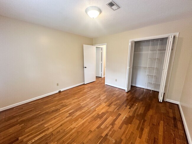 Building Photo - Beautiful Waterfront 4-Bedroom Home in Pir...