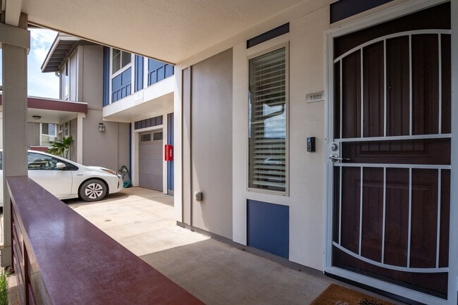 Building Photo - Furnished Townhome with Garage, 3 bedroom/2.5 Bathroom at Kamalani Flats