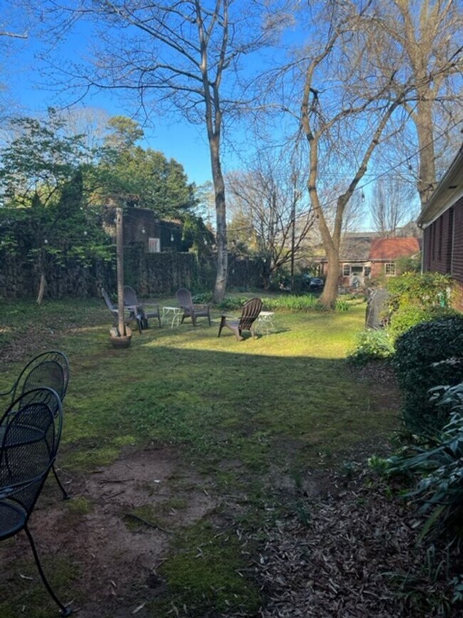 Building Photo - Lovely Three Bedroom Duplex in Myers Park!