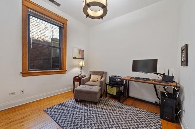 Building Photo - 4011 N Kenmore Ave