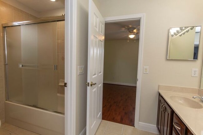 Building Photo - BEAUTIFUL 5 Bedroom/4 Bath Home Located in...