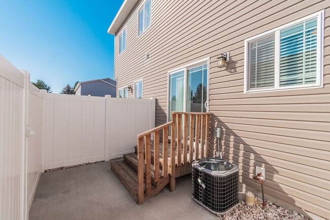 Building Photo - 654 S Saturn Ave