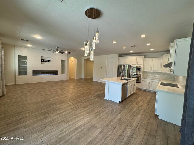 Building Photo - 712 W San Carlos Way