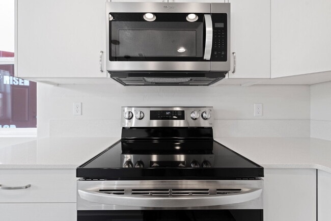 Building Photo - "Discover Comfort & Style: Spacious 3-Bed,...