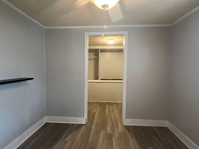 Building Photo - Walk to the Beach - 2 Bedroom, 1 Bath, Unfurnished, 2nd Floor Apartment! Available Now!