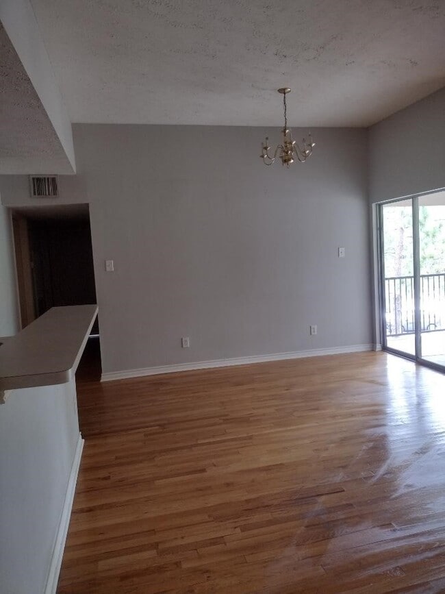 Building Photo - 8051 Bay Branch Dr