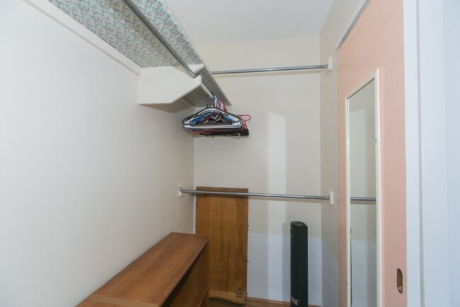 Building Photo - Seaside Towers fully furnished one bedroom...
