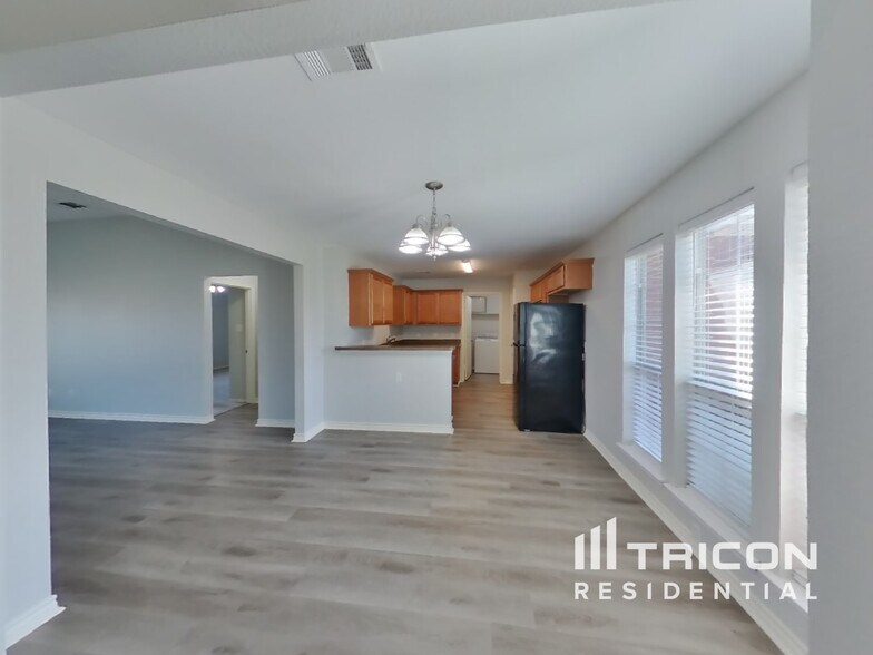 Building Photo - 102 Drycreek Dr