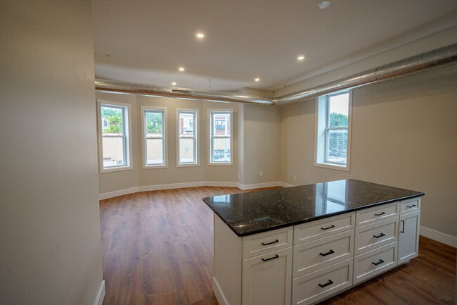 Building Photo - 612 S 5th St