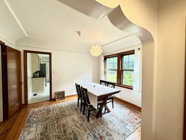 Building Photo - Private room for rent in Laurlhurst