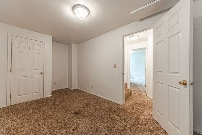 Building Photo - Victorian Home Downtown! 6 - Month Leases ...
