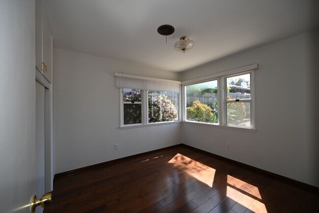 Building Photo - Beautiful Home with Gorgeous Views