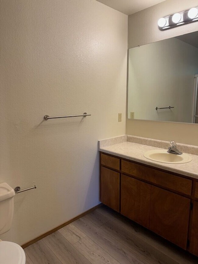 Building Photo - Lake Forest Estates Home Close to Shopping...