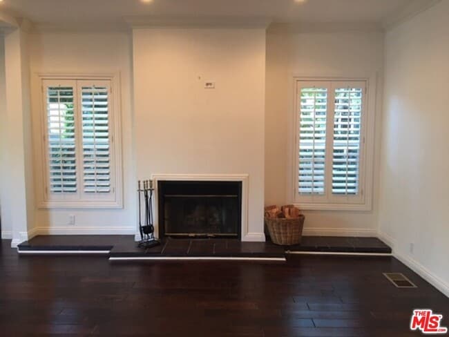 Building Photo - 125 N Palm Dr