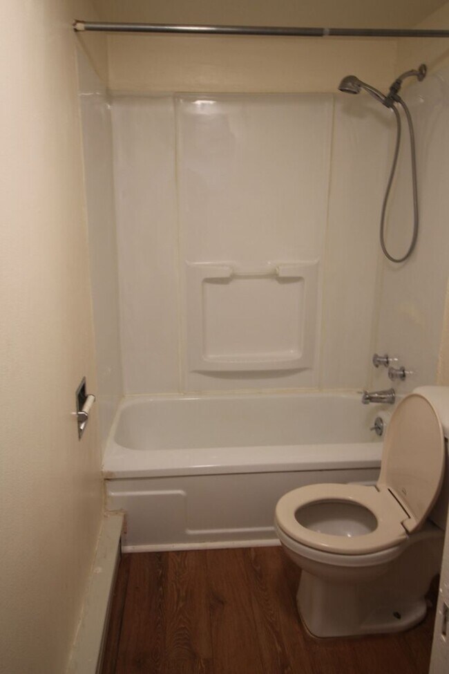 Building Photo - 831 Midland Ave