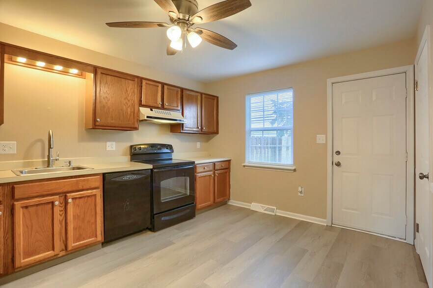 Building Photo - 843 Old Silver Spring Rd