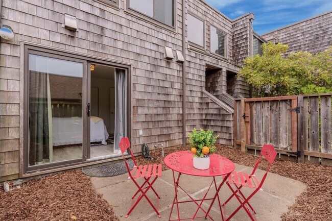 Building Photo - 262 Beachview Ave