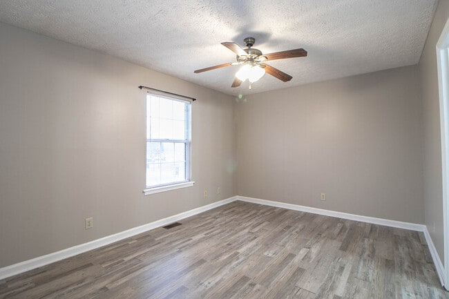 Building Photo - 131 Lillian Dr