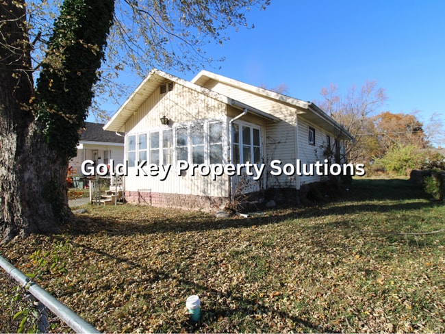 Building Photo - Open Floor Plan 2 BR 1 BA House with Sun Porch NO SECTION 8