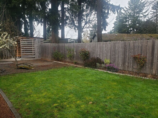 Building Photo - Adorable One-Level House with Huge Backyard in Vancouver!