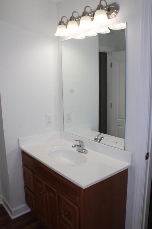 Building Photo - 900 SW Peach Tree Ln