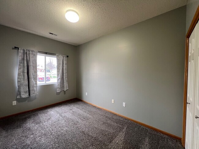 Building Photo - 2323 E Porter Ave