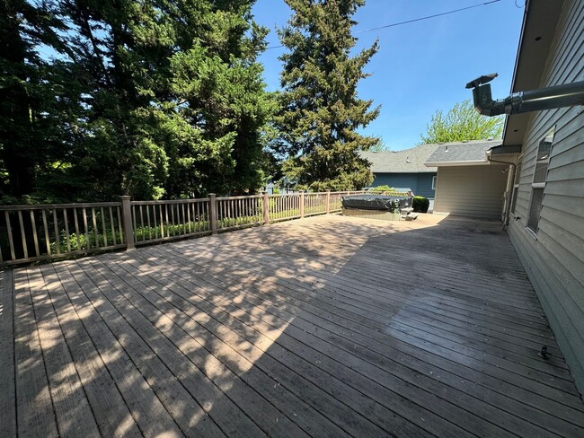 Building Photo - Hucrest home with 3 car garage